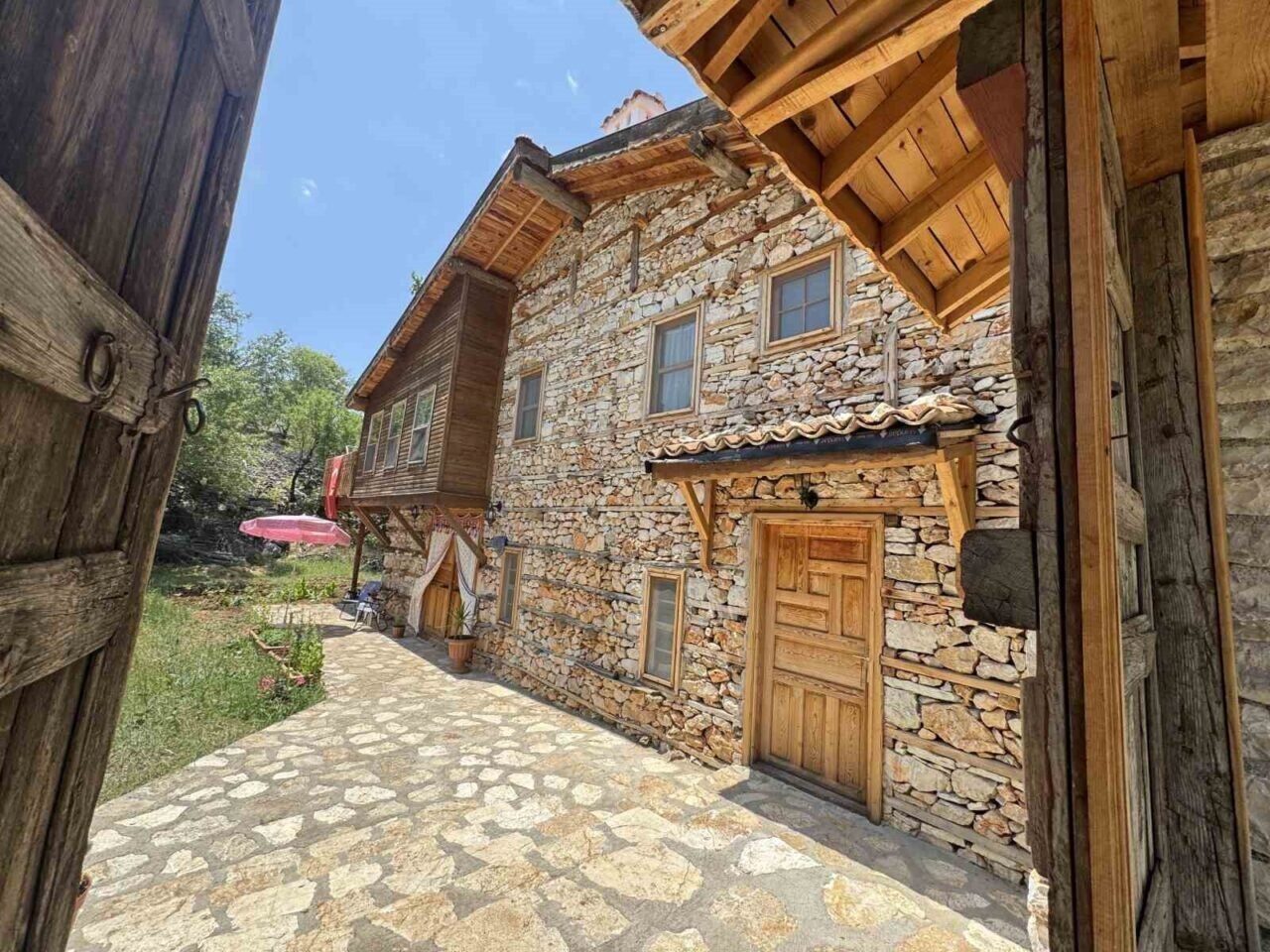 Atalarından kalan tarihi ’düğmeli evi’ restore edip turizme kazandırdı