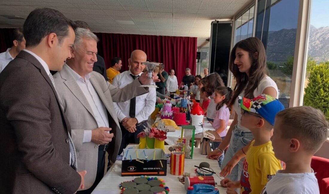 Aydın’ın Buharkent ilçesinde atık malzemeleri öğrendikleri tekniklerle birer sanat eserine