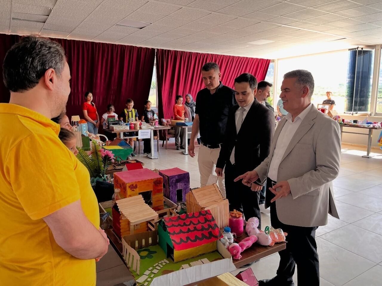 Atık malzemeler, öğrencilerin elinde sanata dönüştü