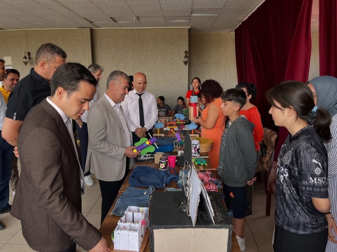 Atık malzemeler, öğrencilerin elinde sanata dönüştü