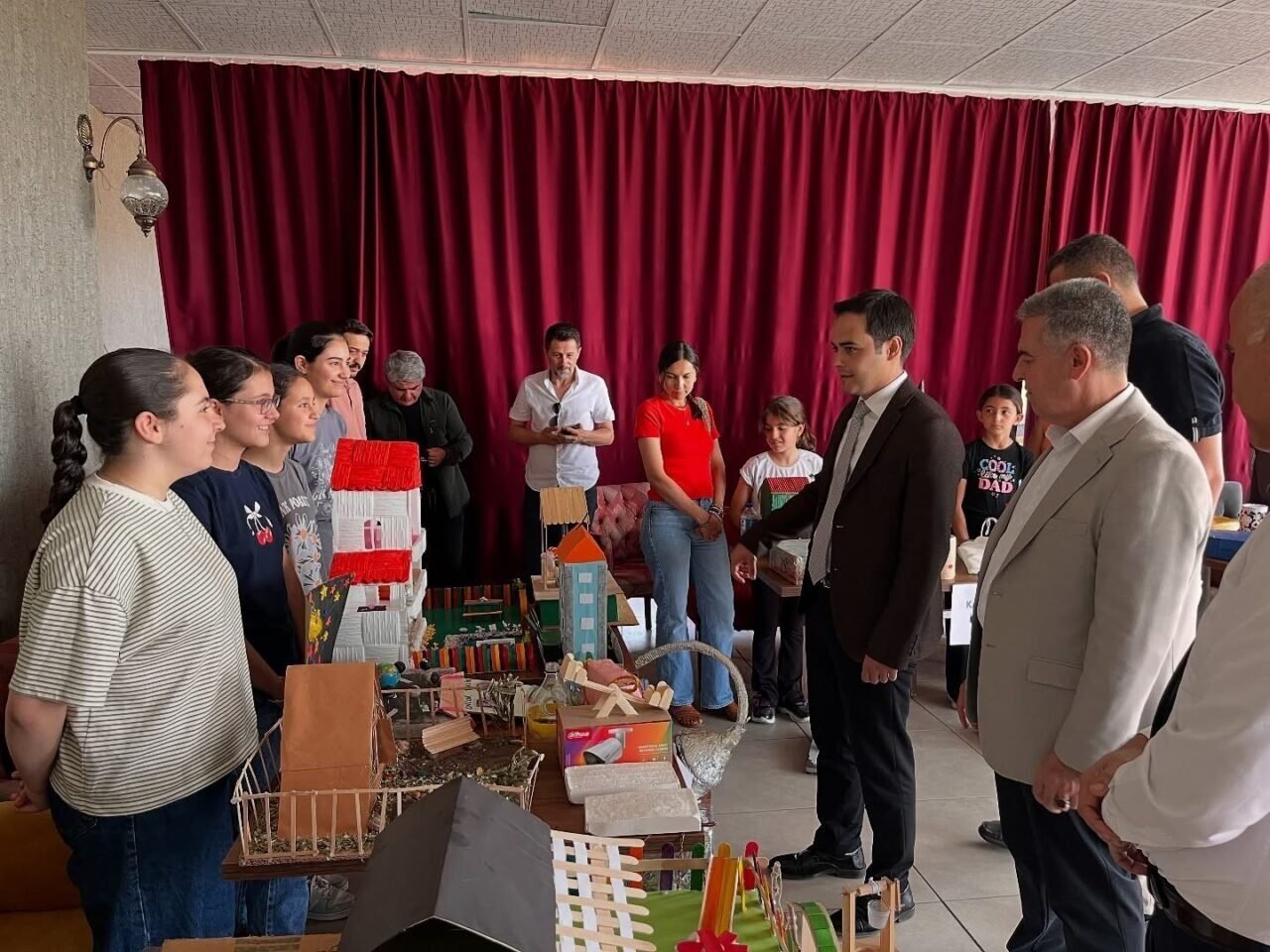 Atık malzemeler, öğrencilerin elinde sanata dönüştü