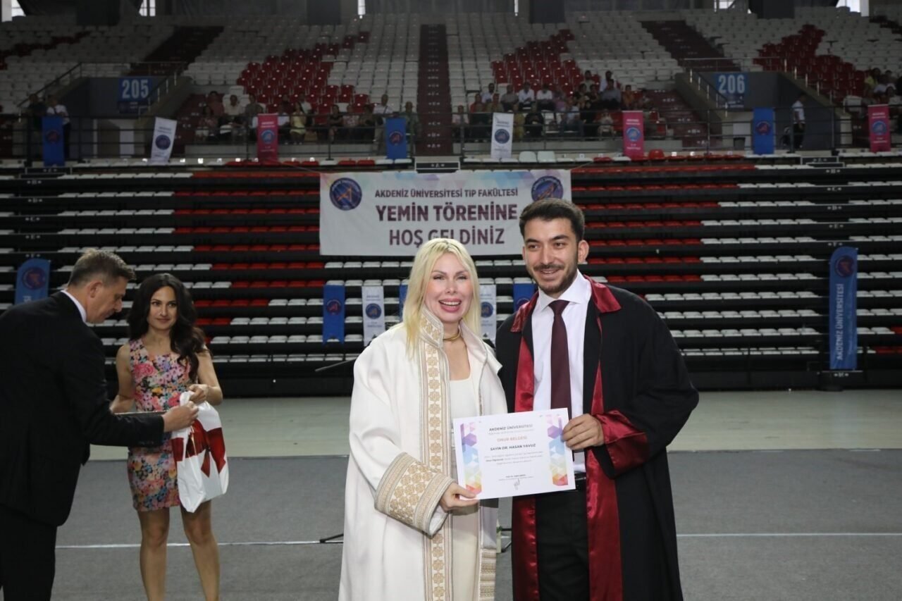 AÜ’de 289 hekim coşkuyla mezun oldu
