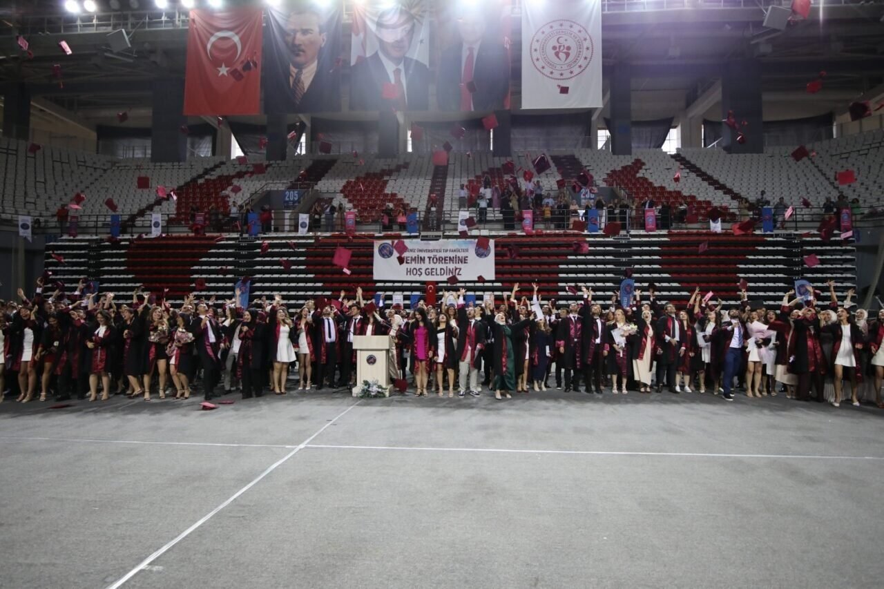 AÜ’de 289 hekim coşkuyla mezun oldu