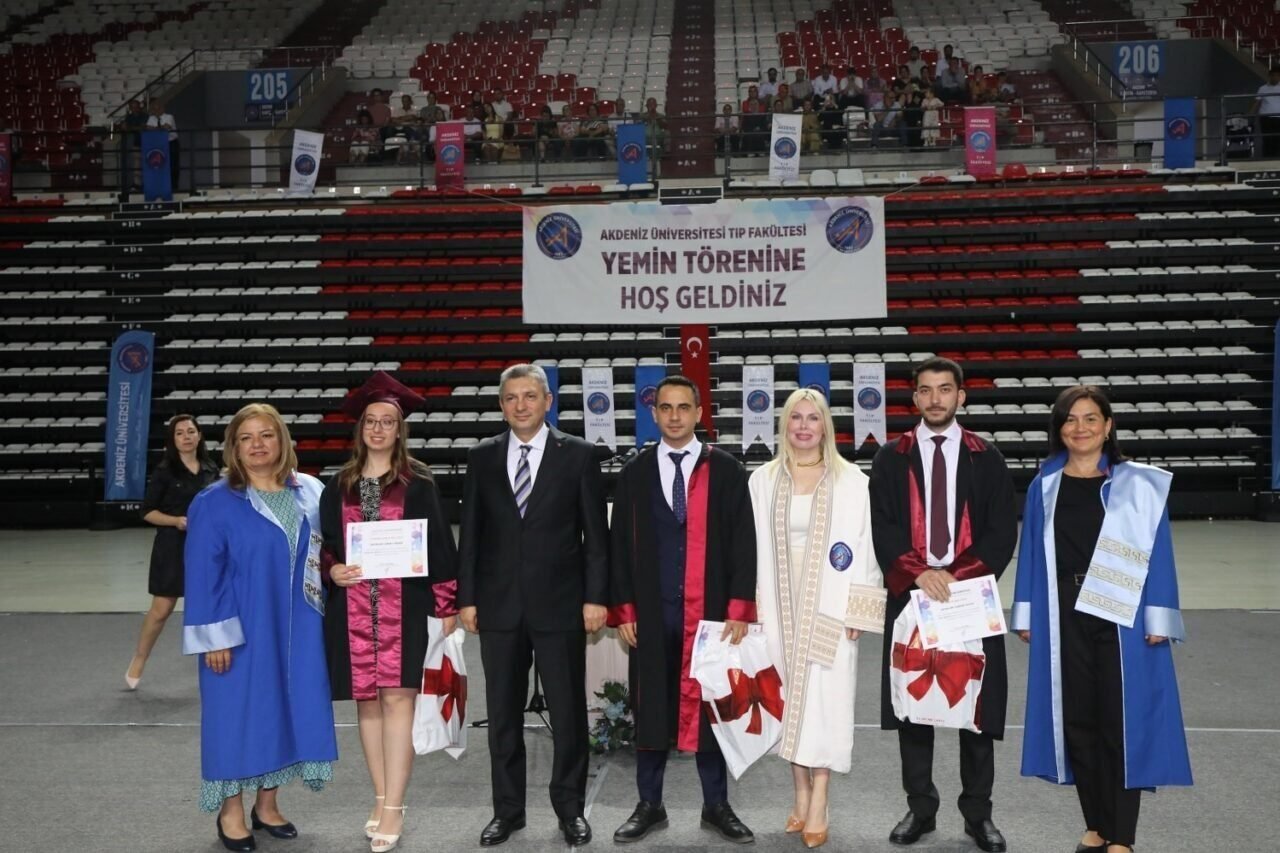 AÜ’de 289 hekim coşkuyla mezun oldu