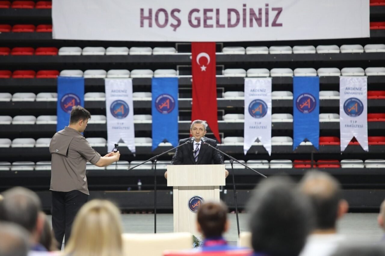 AÜ’de 289 hekim coşkuyla mezun oldu