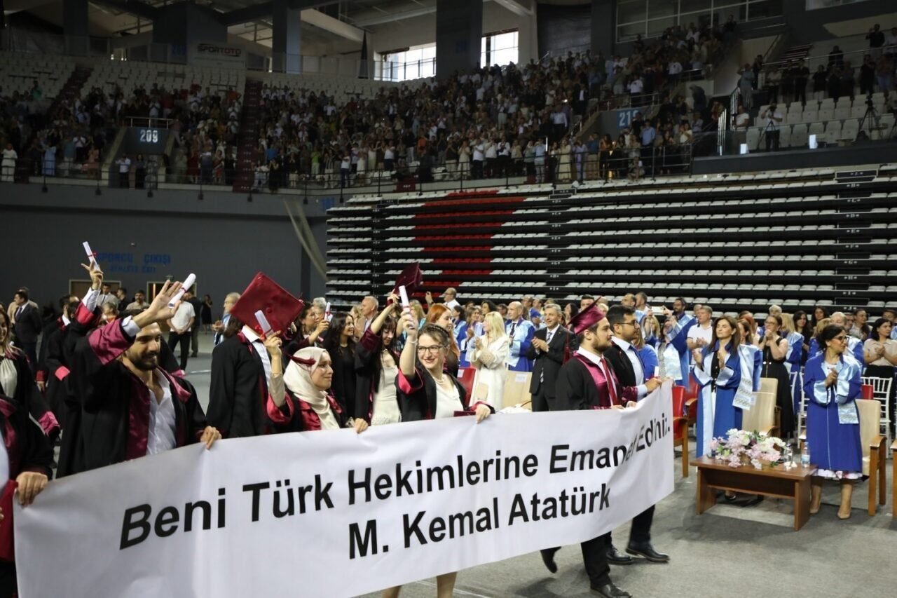 AÜ’de 289 hekim coşkuyla mezun oldu
