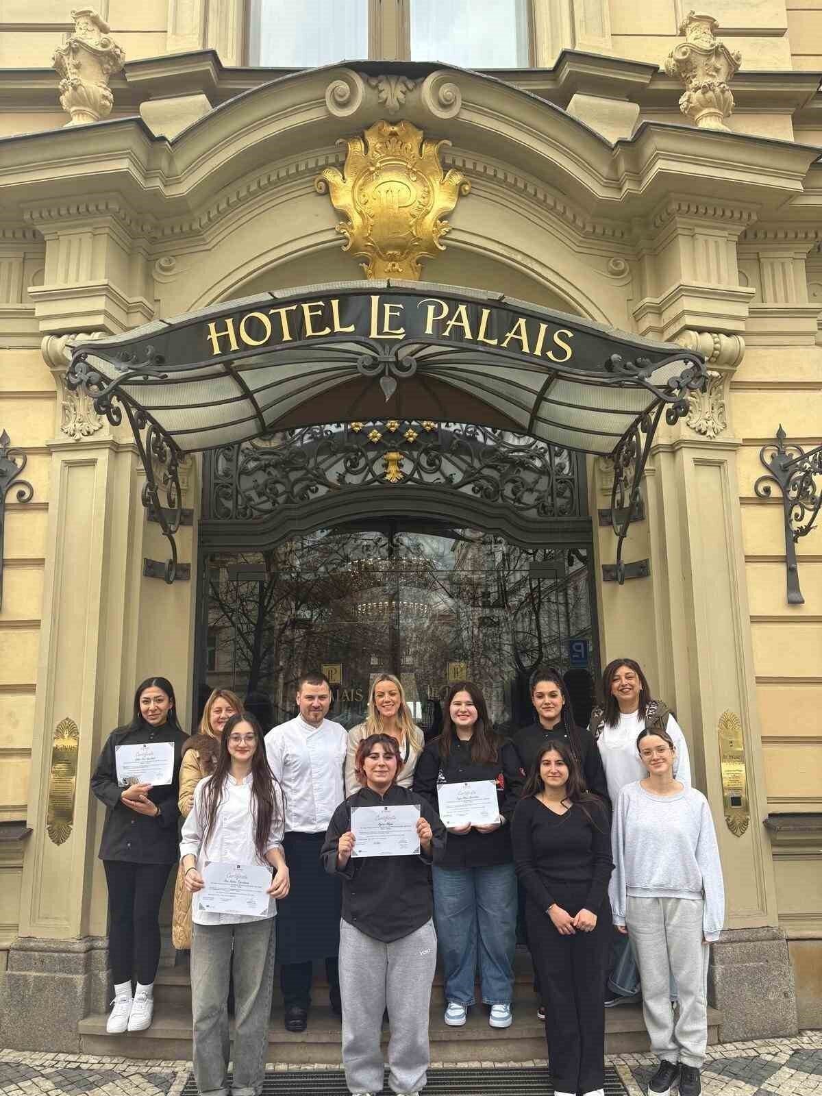 Avrupa mutlağını yerinde öğrenen Denizlili öğrenciler uluslararası stajlarını tamamladı