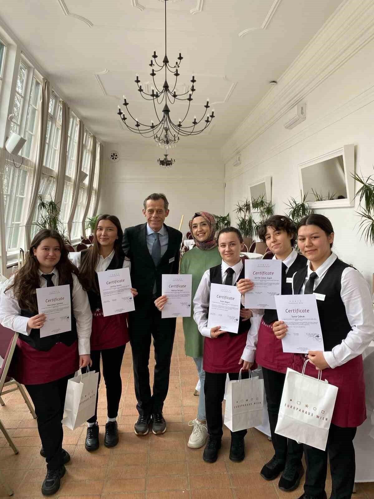 Avrupa mutlağını yerinde öğrenen Denizlili öğrenciler uluslararası stajlarını tamamladı