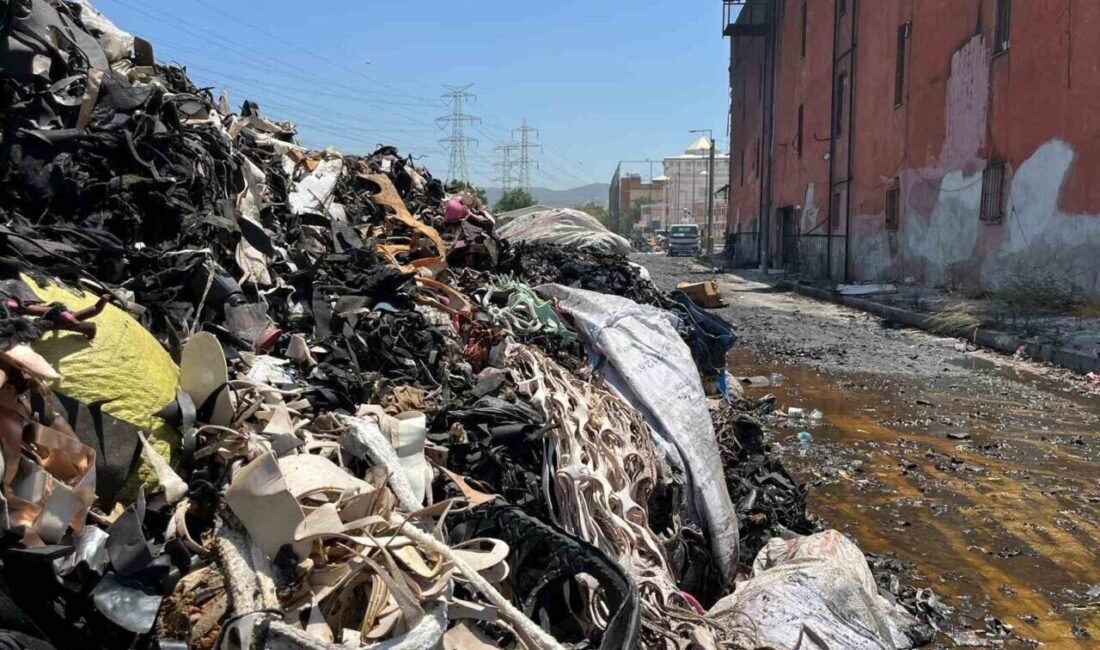 İzmir’in Bornova ilçesinde bulunan Ayakkabıcılar Sitesi’nde biriken atıkların alev alması