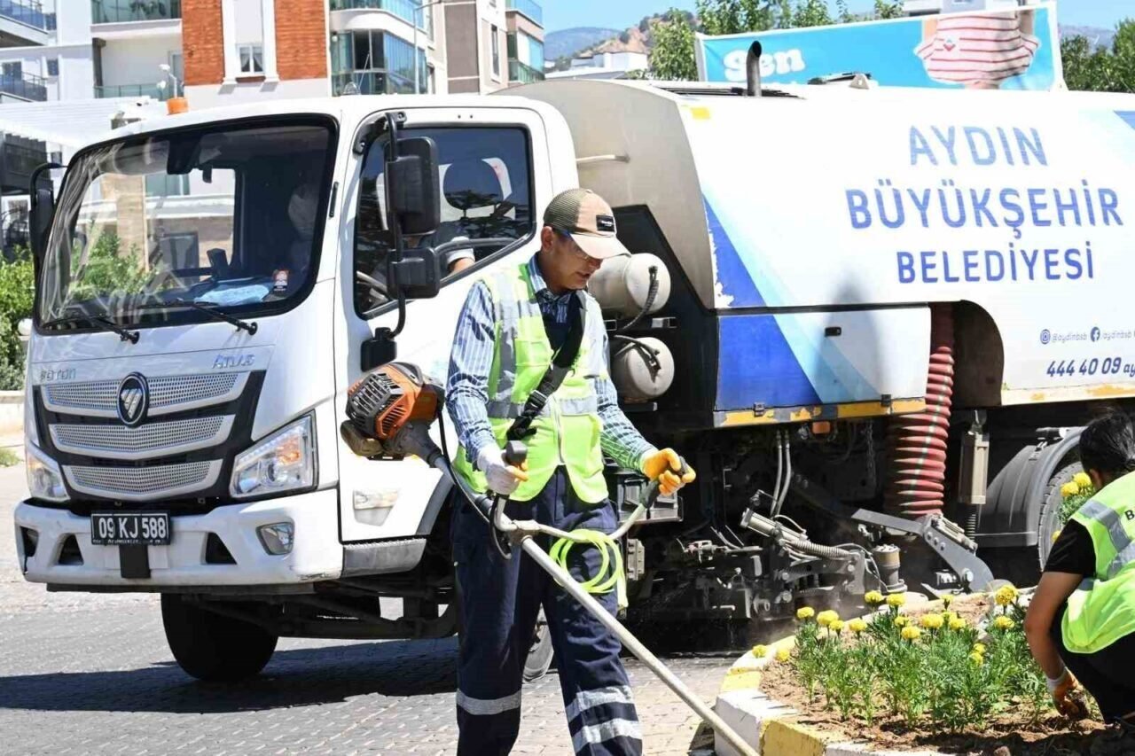 Aydın Büyükşehir’den Nazilli’de temizlik ve peyzaj çalışması