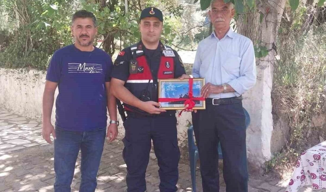 Aydın’da jandarma ekipleri tarafından şehitlerimizin anısına yapılan tablolar ailerine teslim