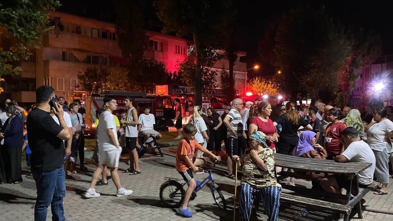 Aydın’da korkutan yangın: Mahsur kalan kadın demir parmaklıkları kesilerek kurtarıldı