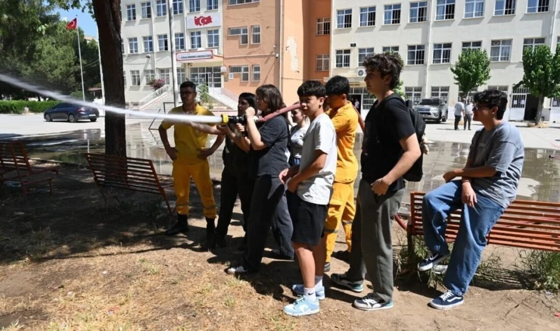 Aydın’ın Efeler ilçesinde öğrencilere yönelik orman yangını eğitimi gerçekleştirilirken, öğrenciler
