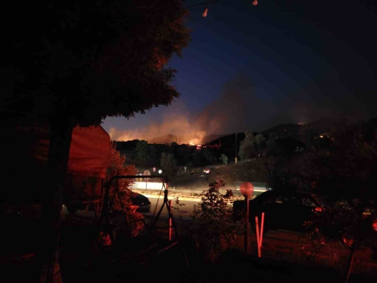 Aydın’daki yangını söndürme çalışmalarına gece görüşlü helikopterler havadan destek veriyor Aydın’daki yangını söndürme çalışmalarına gece görüşlü helikopterler havadan destek veriyor