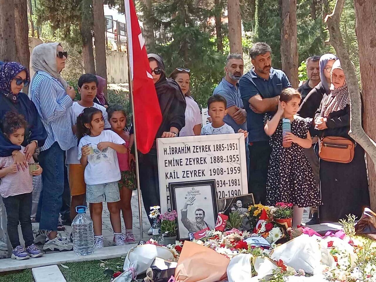 Babalar Günü’nde Ferdi Zeyrek’in mezarı ziyaretçi akınına uğradı Babalar Günü’nde Ferdi Zeyrek’in mezarı ziyaretçi akınına uğradı