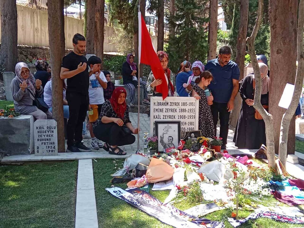Babalar Günü’nde Ferdi Zeyrek’in mezarı ziyaretçi akınına uğradı