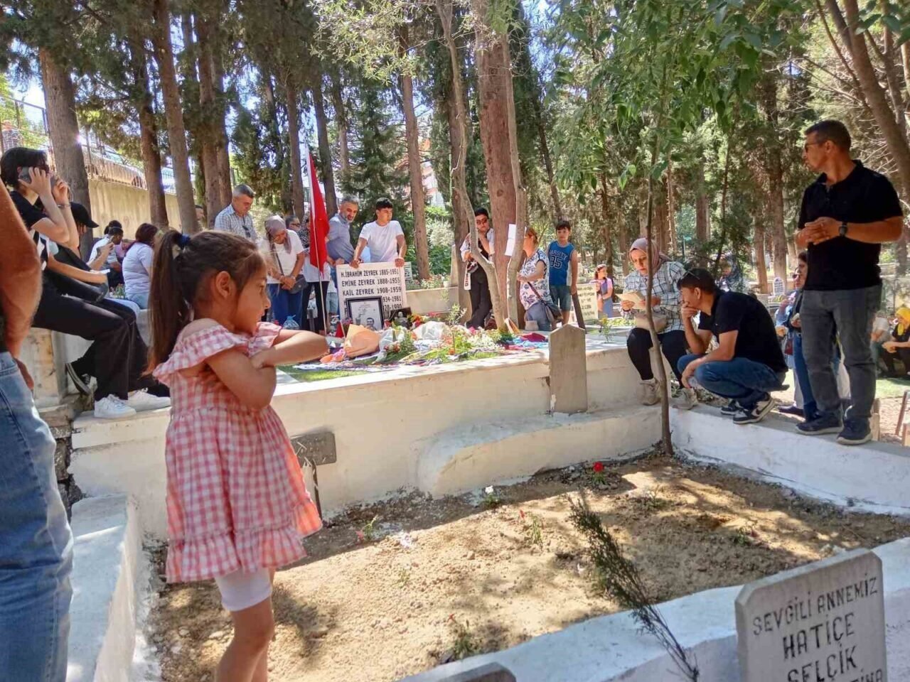 Babalar Günü’nde Ferdi Zeyrek’in mezarı ziyaretçi akınına uğradı