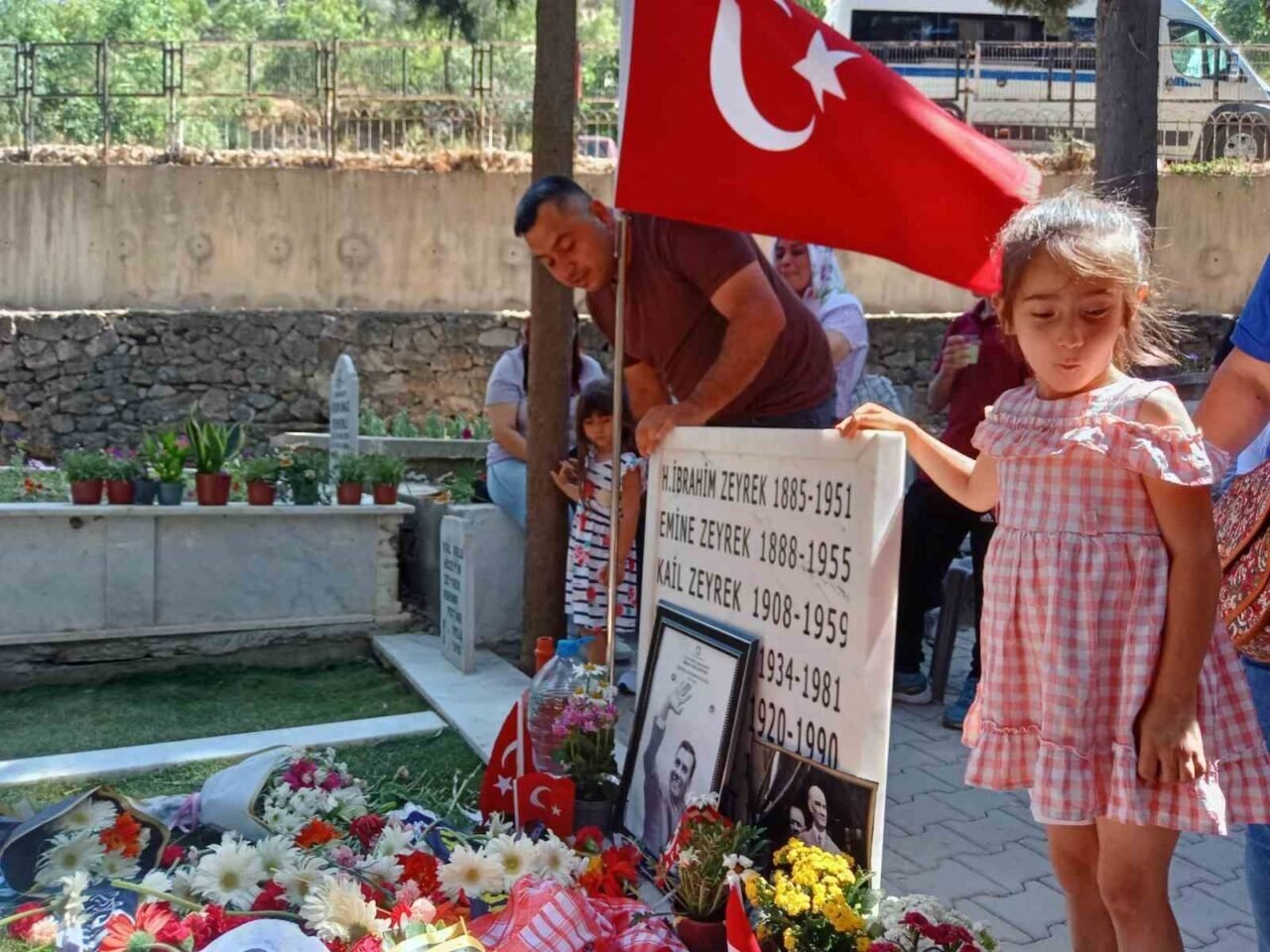 Babalar Günü’nde Ferdi Zeyrek’in mezarı ziyaretçi akınına uğradı