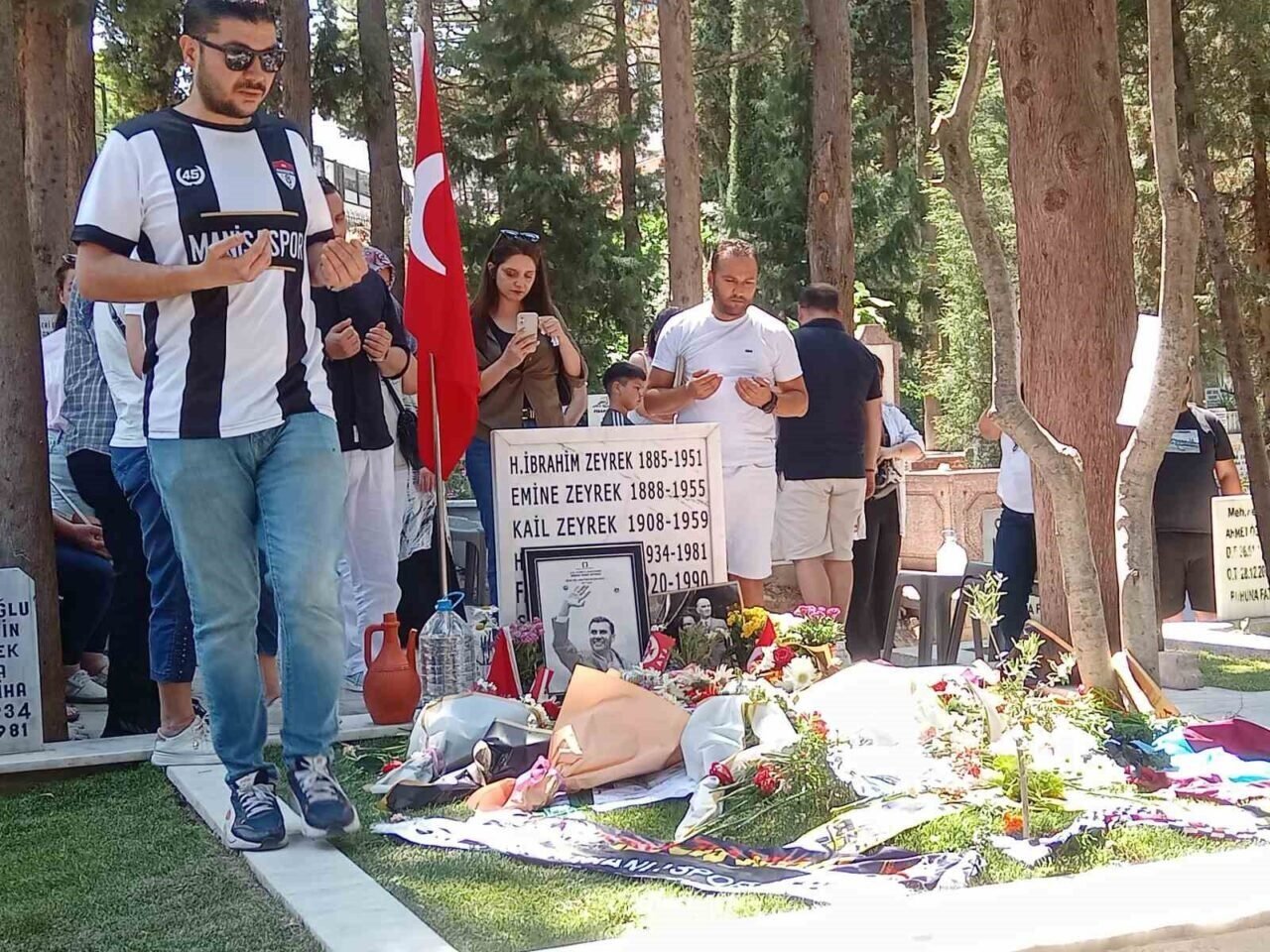 Babalar Günü’nde Ferdi Zeyrek’in mezarı ziyaretçi akınına uğradı
