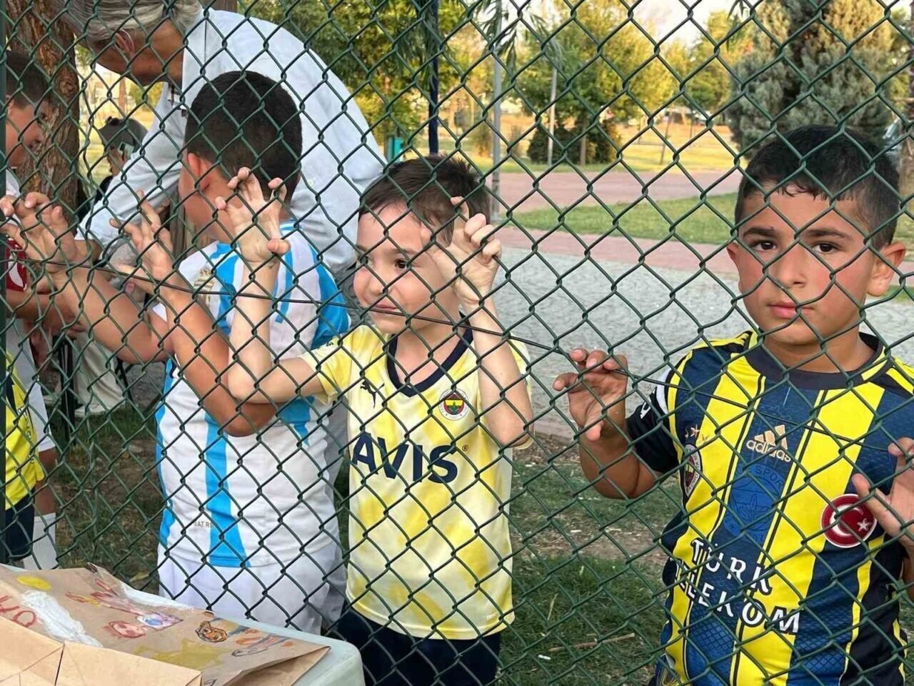 Babaları sahada çocuklar ise tribünde ter döktü