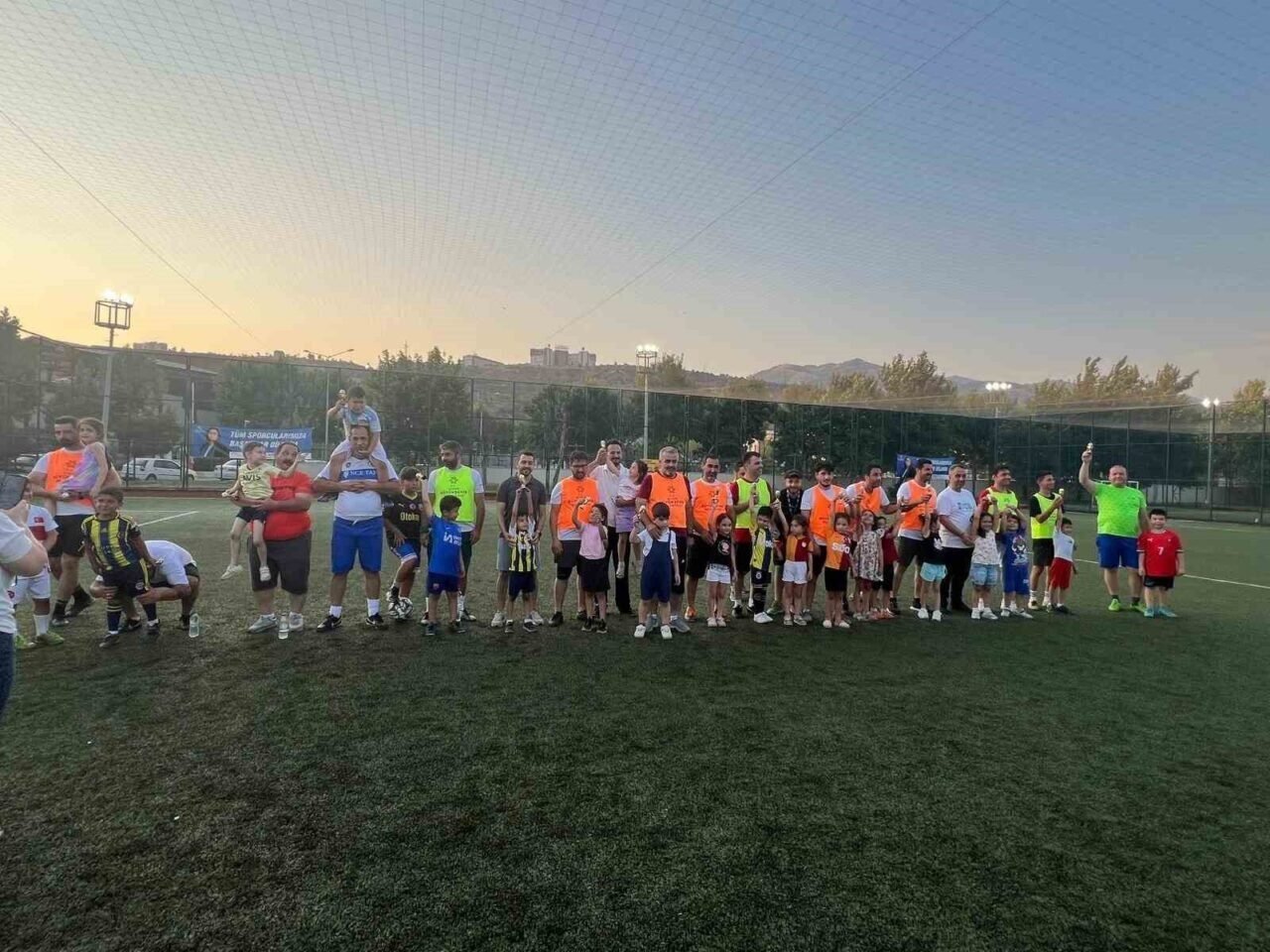 Babaları sahada çocuklar ise tribünde ter döktü