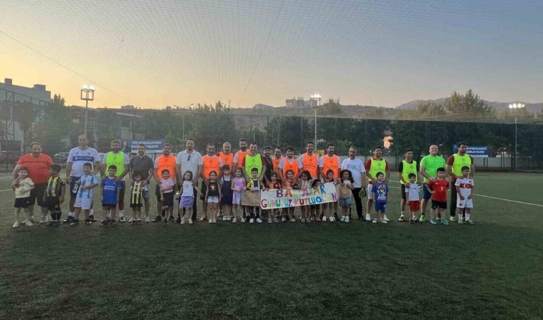 Aydın’ın Efeler ilçesinde Babalar Günü’ne özel düzenlenen halı saha maçında