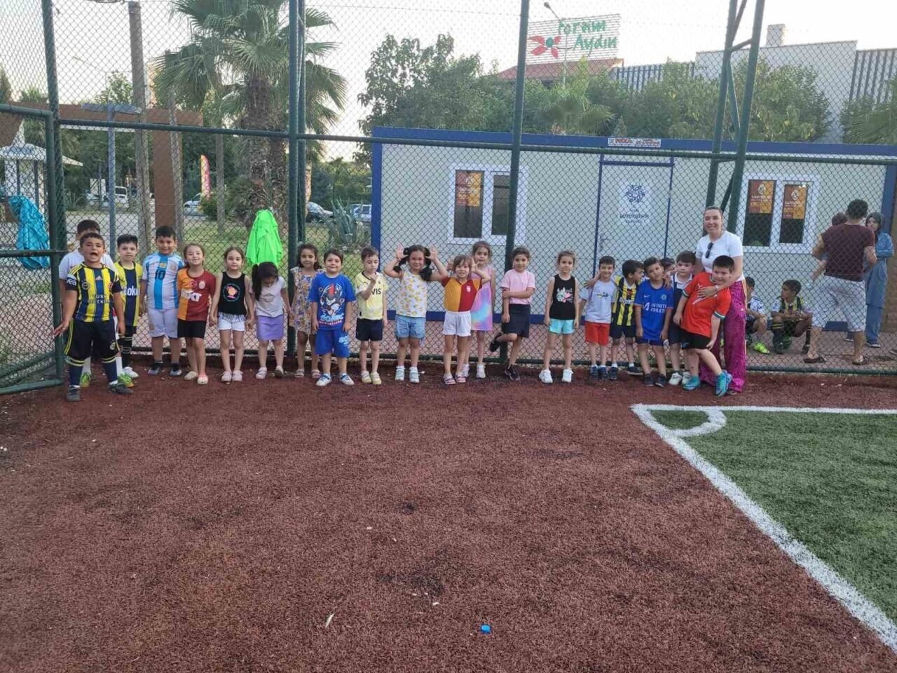 Babaları sahada çocuklar ise tribünde ter döktü