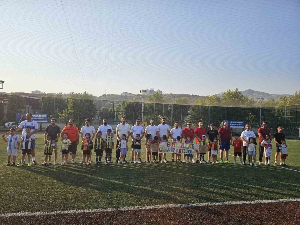 Babaları sahada çocuklar ise tribünde ter döktü