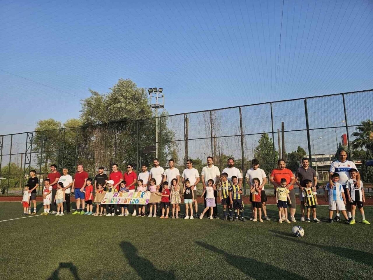 Babaları sahada çocuklar ise tribünde ter döktü