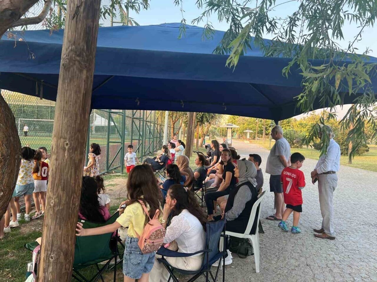 Babaları sahada çocuklar ise tribünde ter döktü
