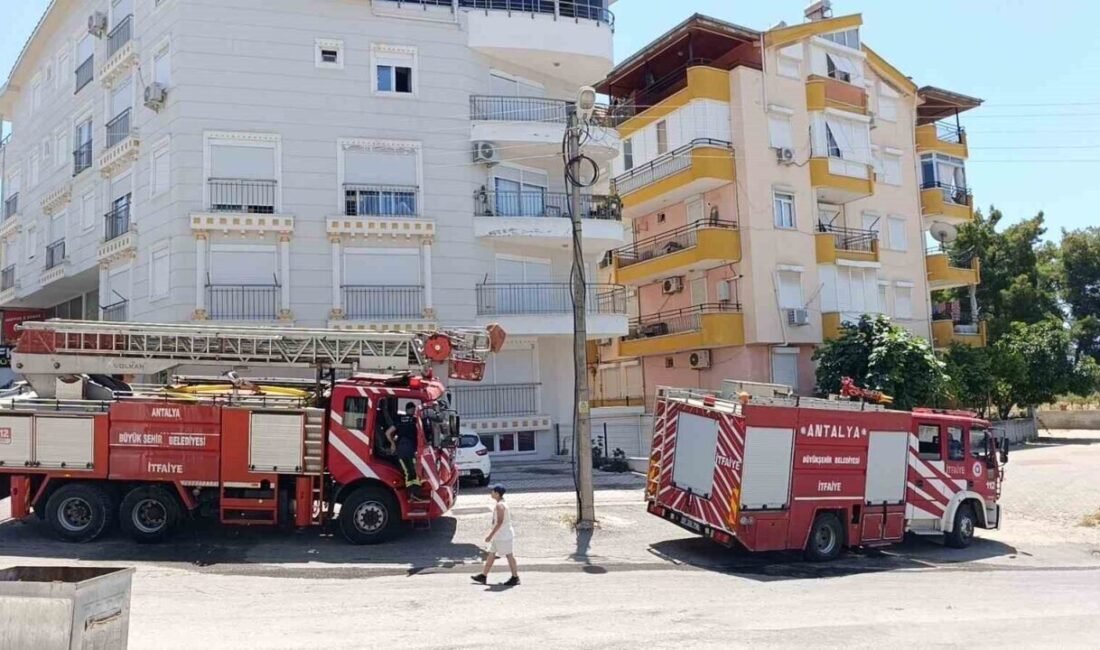 Antalya’nın Manavgat ilçesinde yangın ihbarına giden itfaiye ekibi, apartmandan yükselen