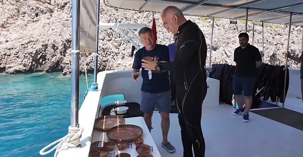 Bakan Ersoy, Akdeniz’in 2 bin yıllık su altı hazinesine dalış yaptı