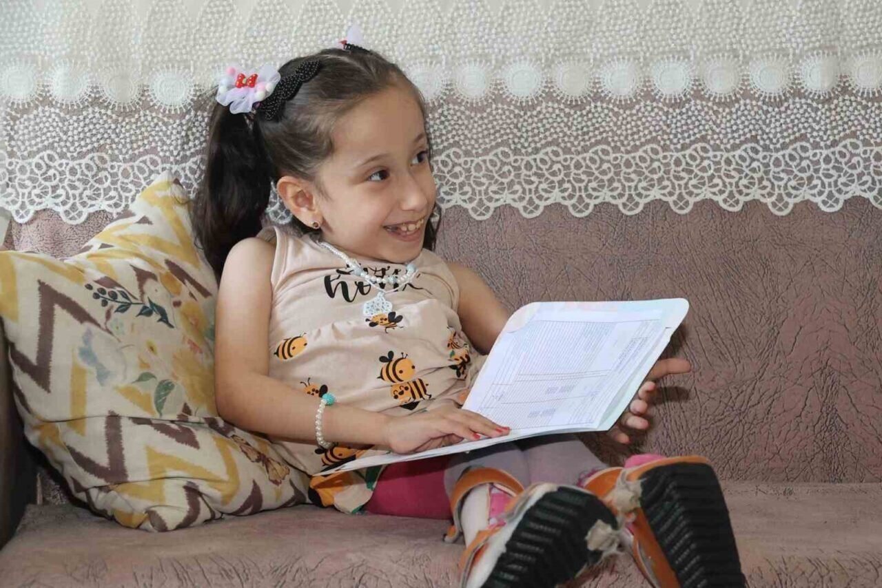 Başkan Arıcı minik Efsa’ya akülü tekerlekli sandalye hediye etti