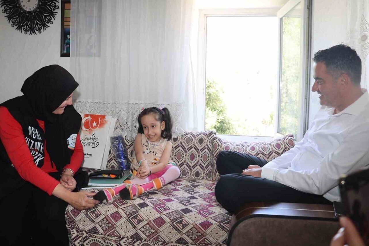 Başkan Arıcı minik Efsa’ya akülü tekerlekli sandalye hediye etti