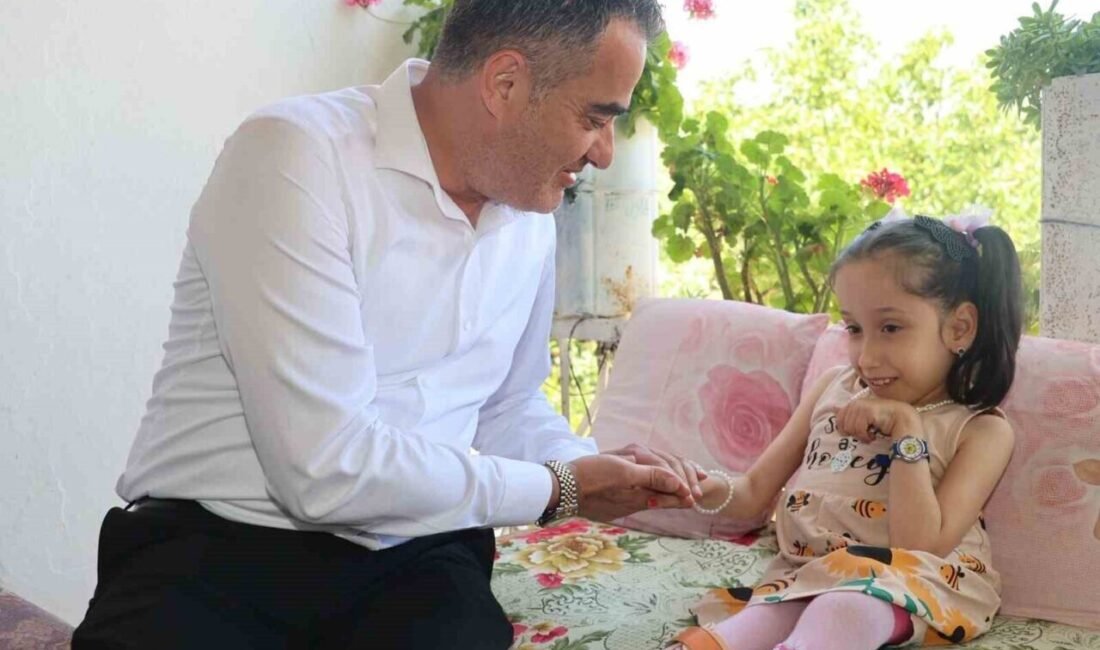 Koçarlı Belediye Başkanı Özgür Arıcı, ilçede yaşayan 10 yaşındaki Efsa