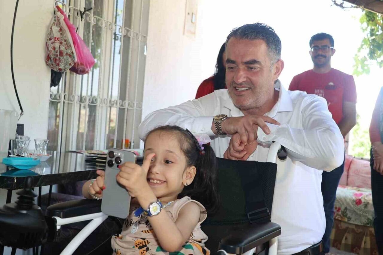Başkan Arıcı minik Efsa’ya akülü tekerlekli sandalye hediye etti