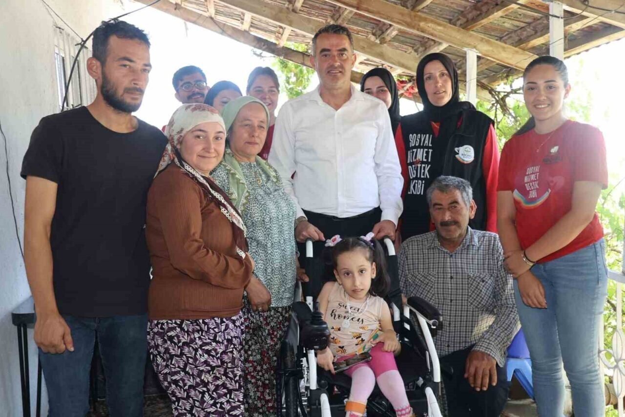 Başkan Arıcı minik Efsa’ya akülü tekerlekli sandalye hediye etti