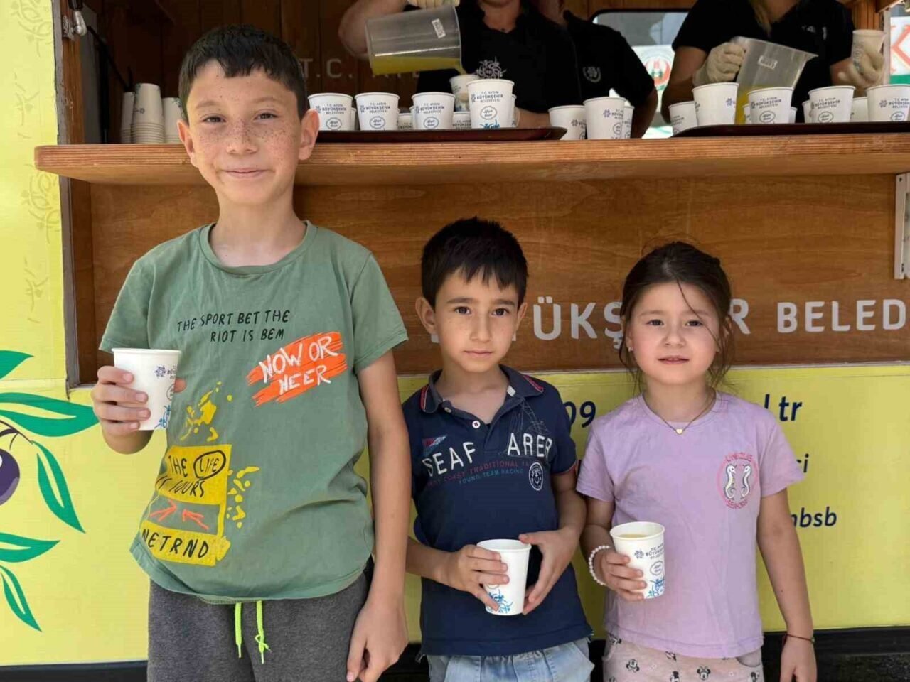 Başkan Çerçioğlu’ndan pazarcı esnafına sıcak günlerde serin destek