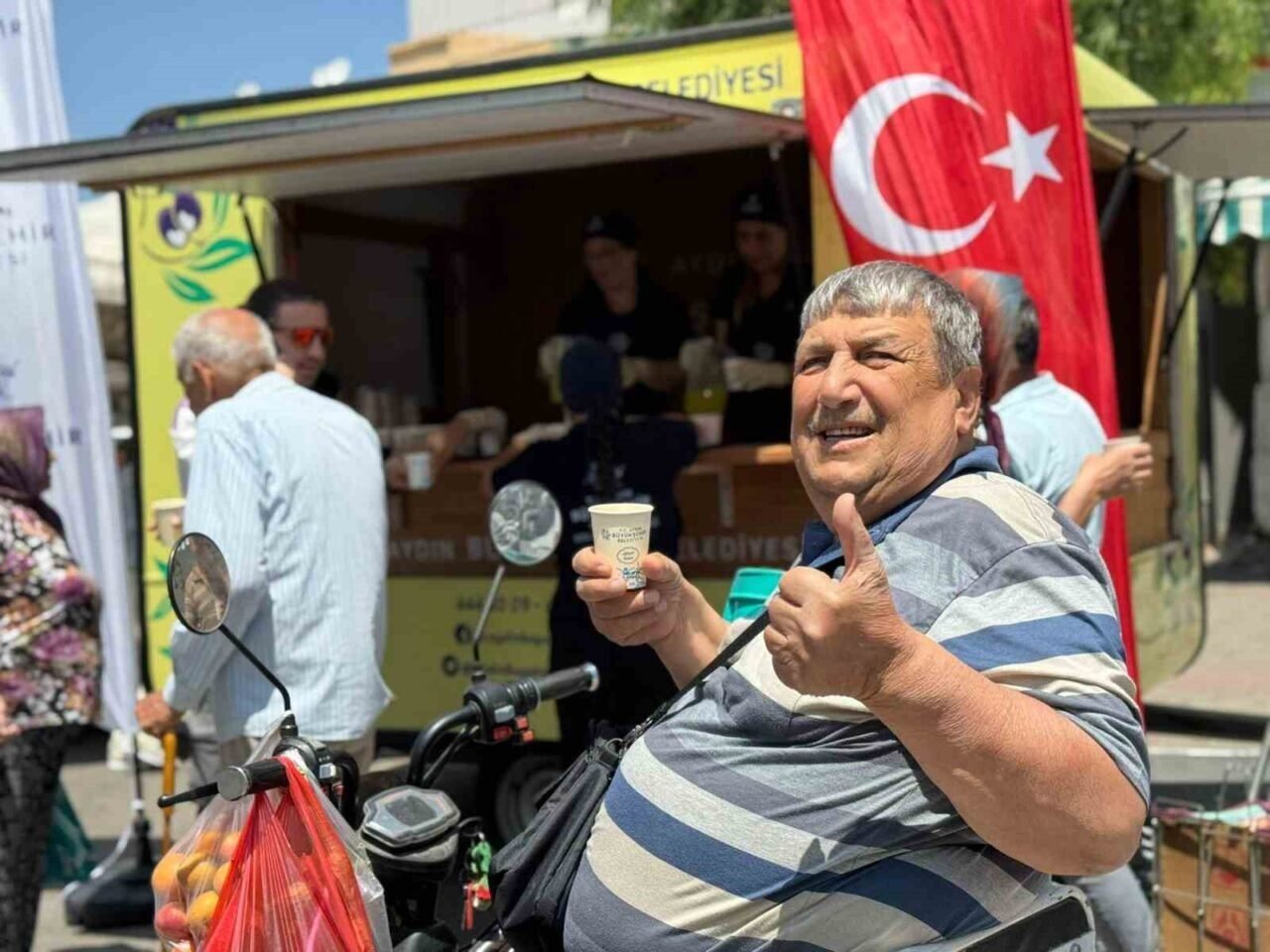 Başkan Çerçioğlu’ndan pazarcı esnafına sıcak günlerde serin destek