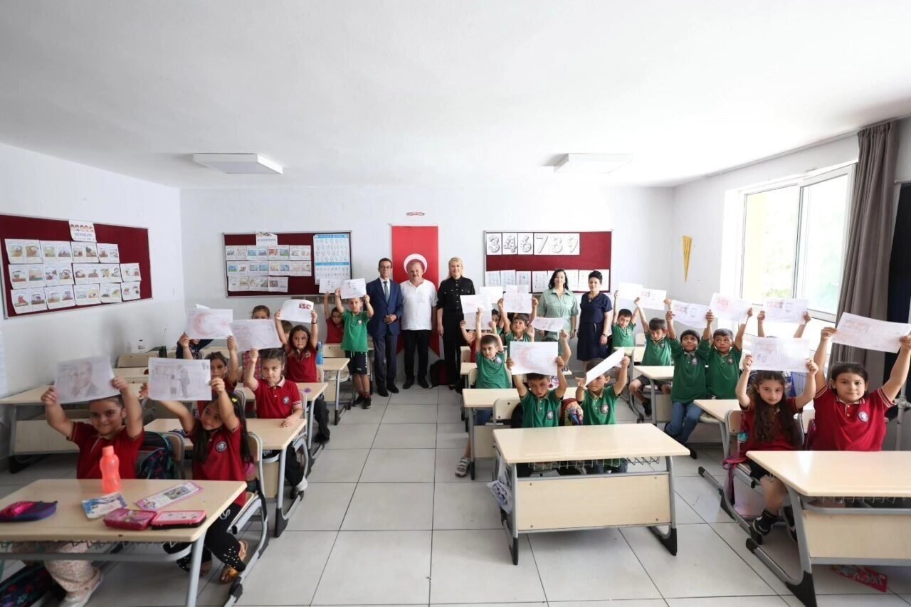 Başkan Doğan miniklerin karne gününde yalnız bırakmadı