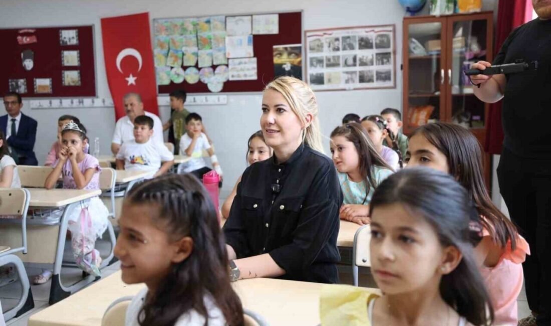 Merkezefendi Belediye Başkanı Şeniz Doğan, Ahmet Nuri Özsoy İlkokulu’nda öğrencilerini,