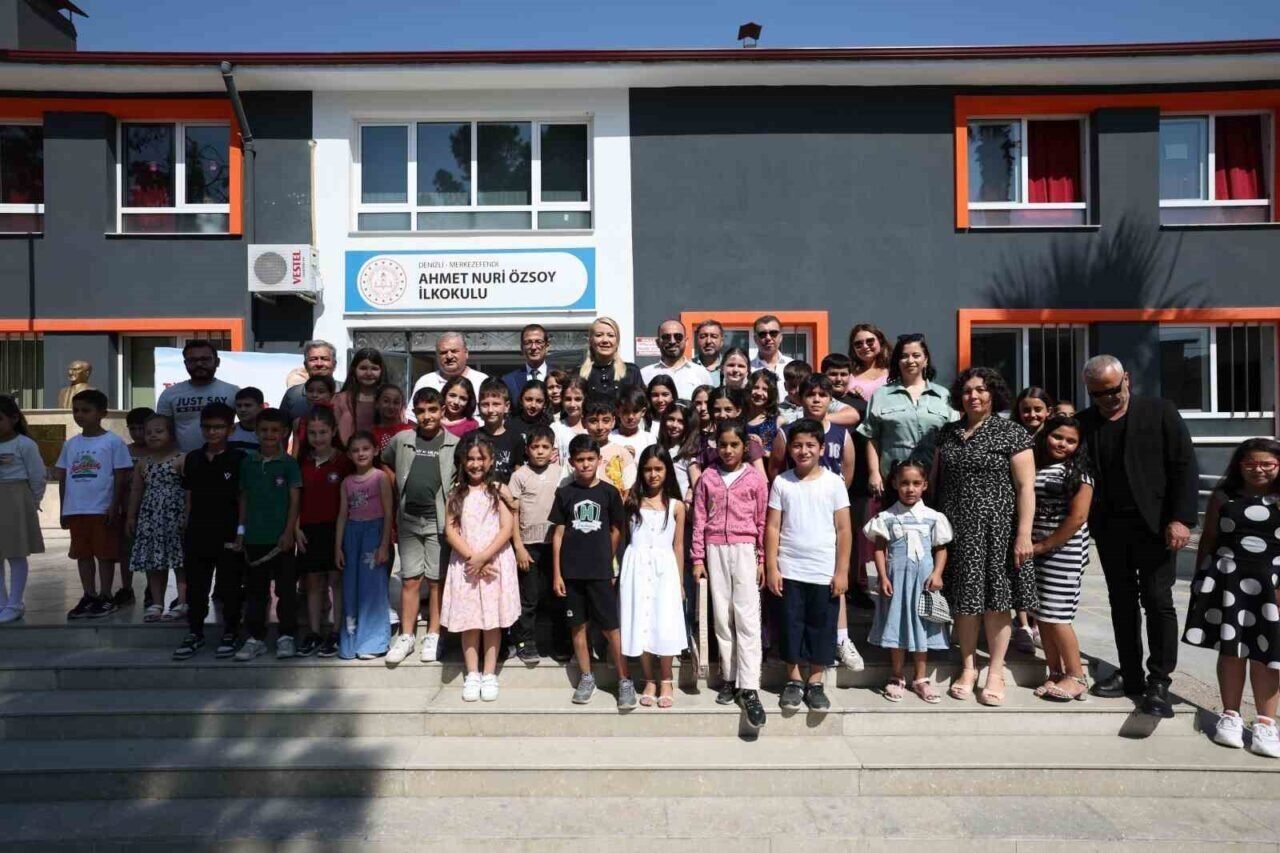 Başkan Doğan miniklerin karne gününde yalnız bırakmadı