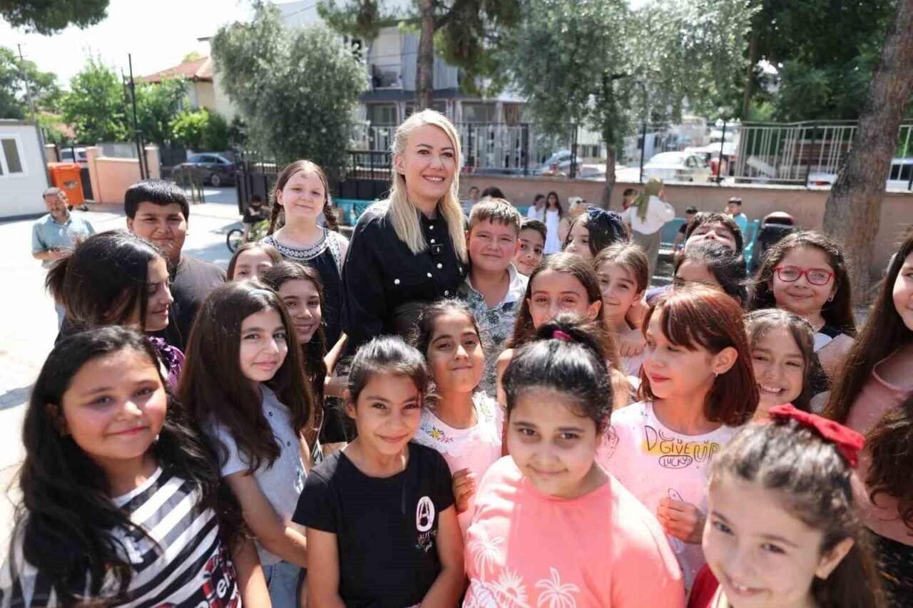 Başkan Doğan miniklerin karne gününde yalnız bırakmadı