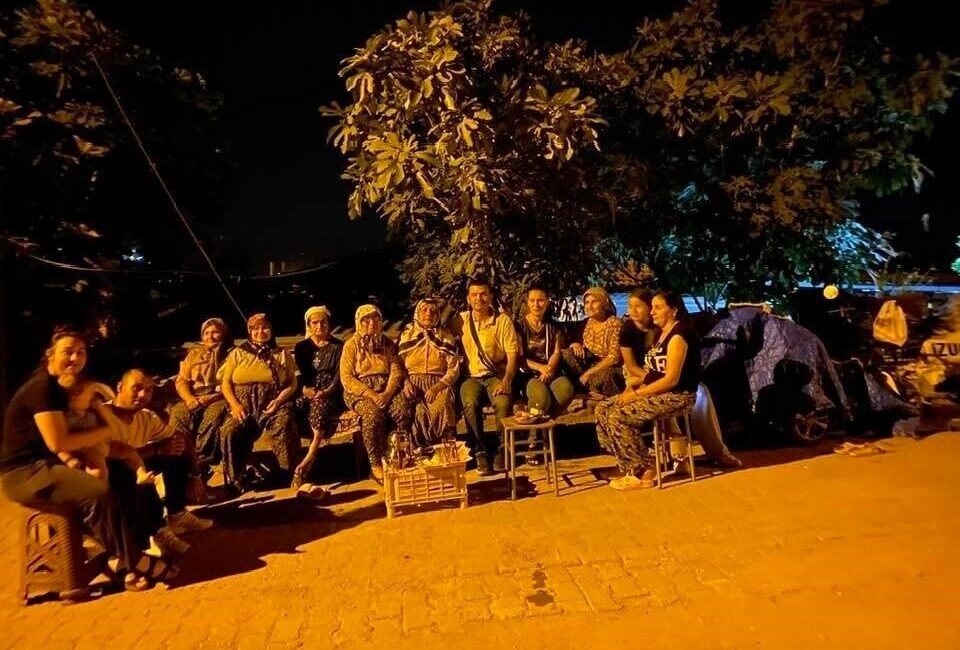 Yaz aylarında kapı önlerinde oturma geleneğine sahip çıkan Yenipazar Belediye