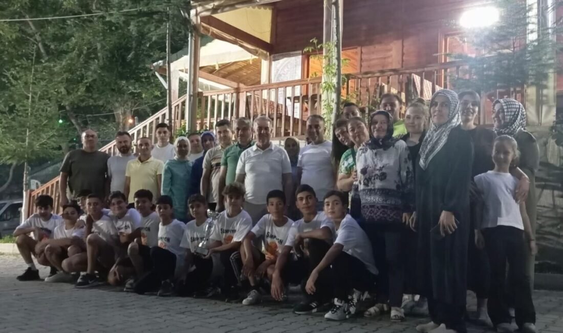 Buharkent Belediye Başkanı Mehmet Erol, U13 kategorisinde şampiyon olan Buharkent