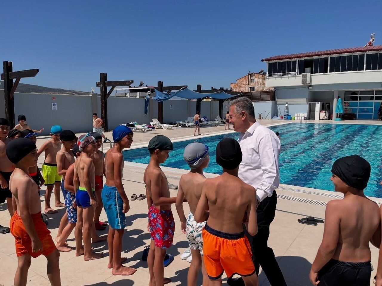 Başkan Erol yüzme kursuna katılan çocukların ilk gün heyecanına ortak oldu