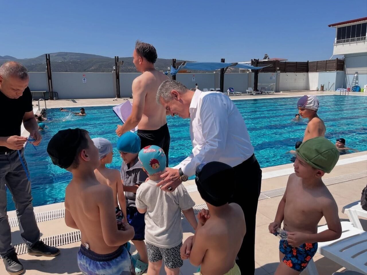 Başkan Erol yüzme kursuna katılan çocukların ilk gün heyecanına ortak oldu