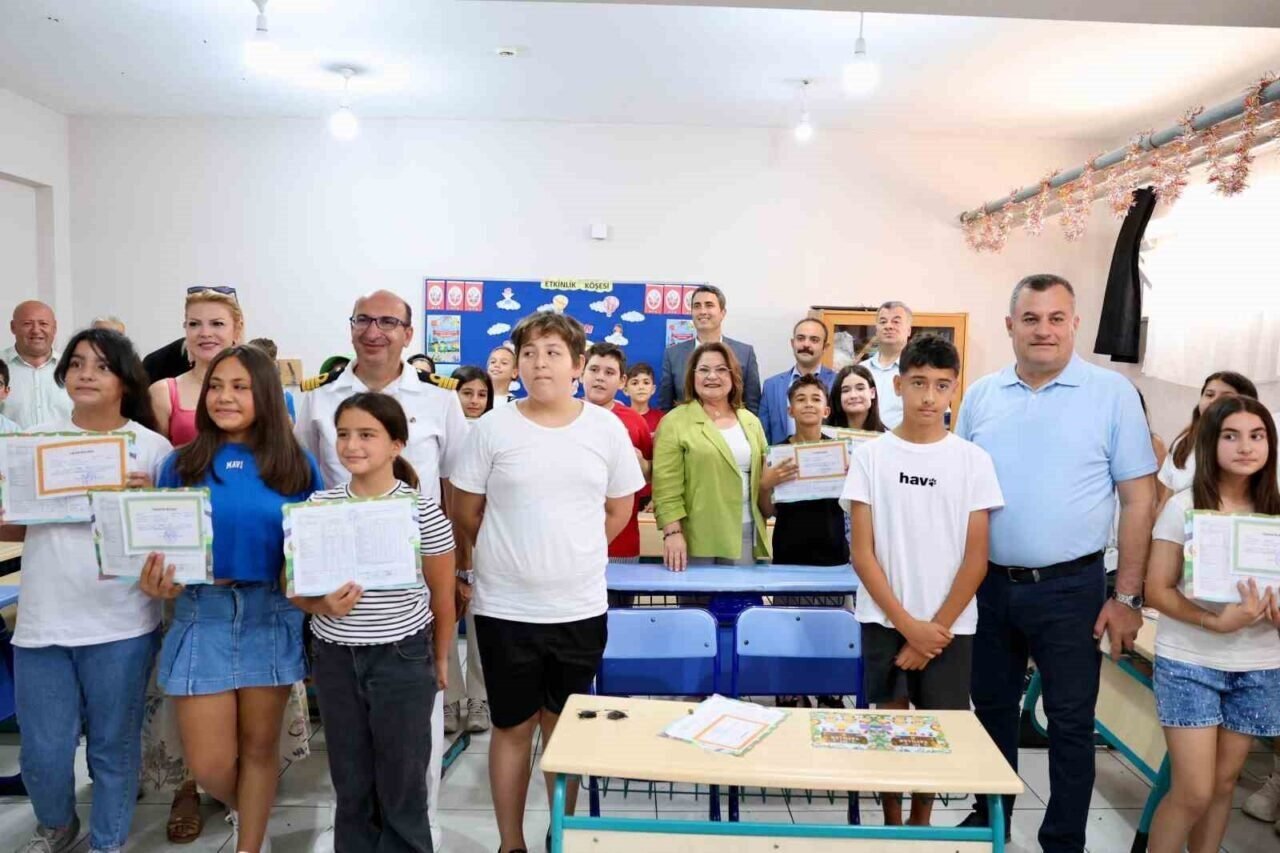 Başkan Gençay, öğrencilerin karne sevincine ortak oldu