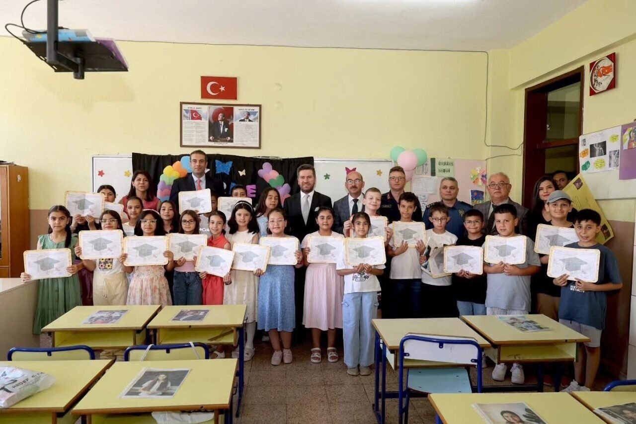Başkan Tatık öğrencilerin karne heyecanına ortak oldu