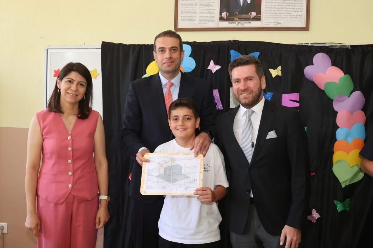 Başkan Tatık öğrencilerin karne heyecanına ortak oldu